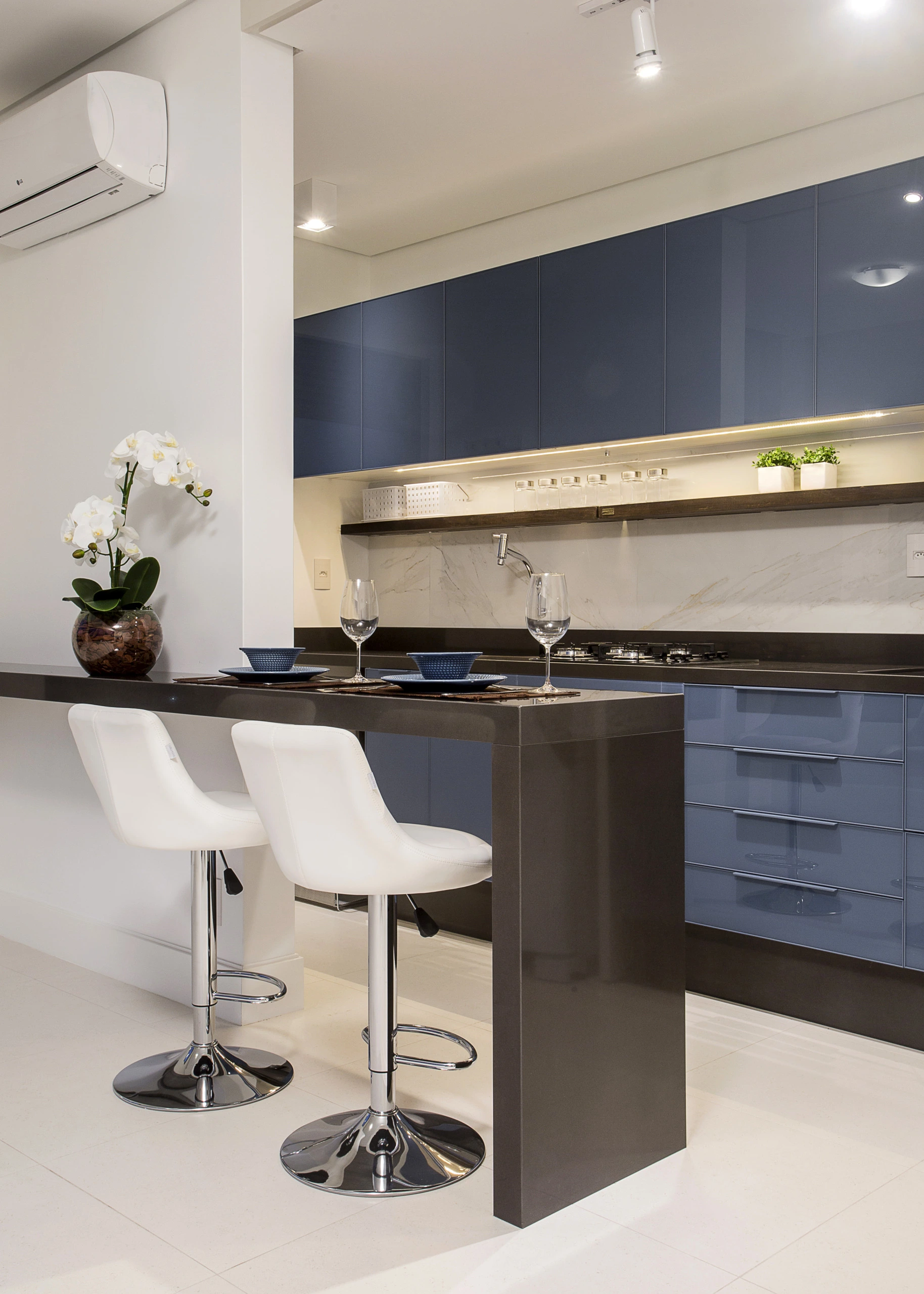 Estilo Industrial Chic: Metal e Madeira para Personalidade - inspiração 1