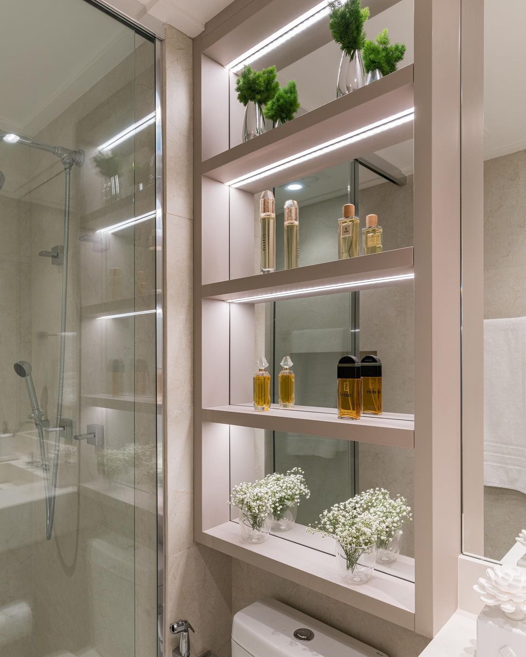 Prateleiras de Canto em Vidro: Leveza e Modernidade - inspiração 2