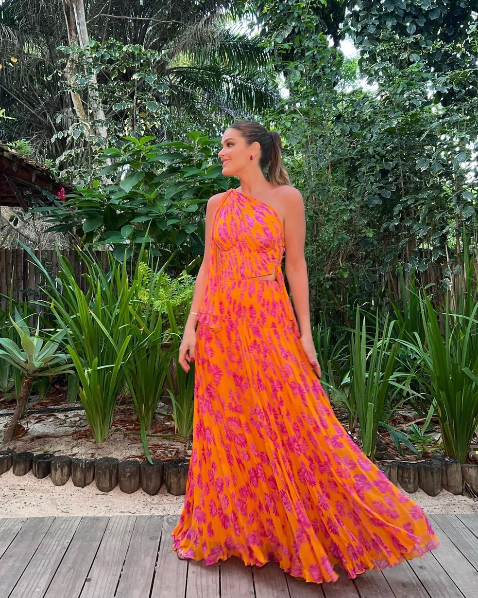 Tecidos Leves e Cores Vibrantes: Aposta Certa para o Sol - inspiração 1