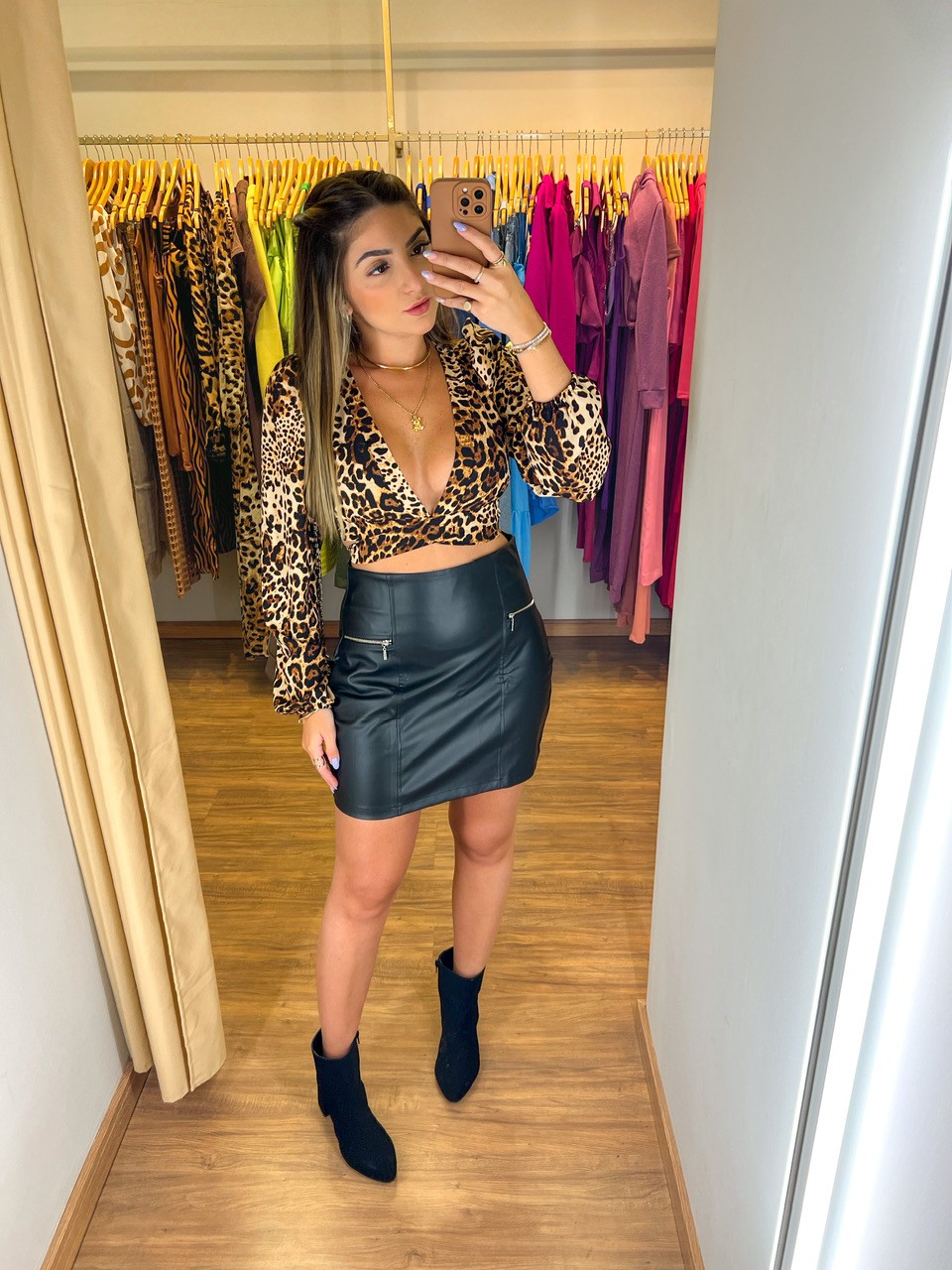 Saia de Couro com T-Shirt: O Casual Chic Que Amamos - inspiração 1