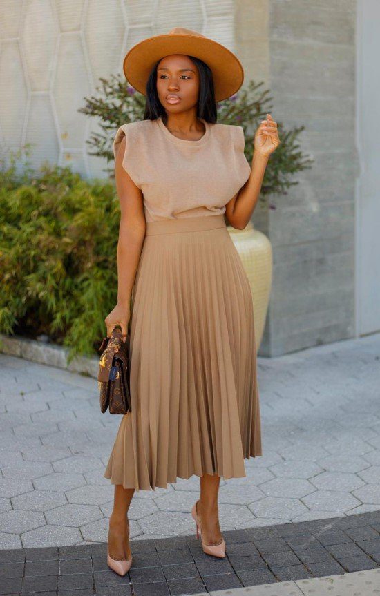 Elegância Aérea: Blusas Fluidas e Sandálias Delicadas - inspiração 1