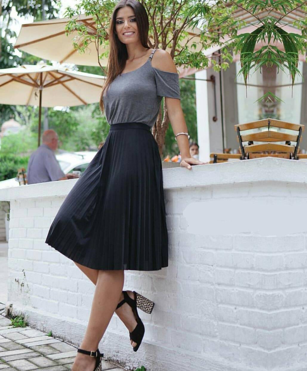 Elegância Aérea: Blusas Fluidas e Sandálias Delicadas - inspiração 2