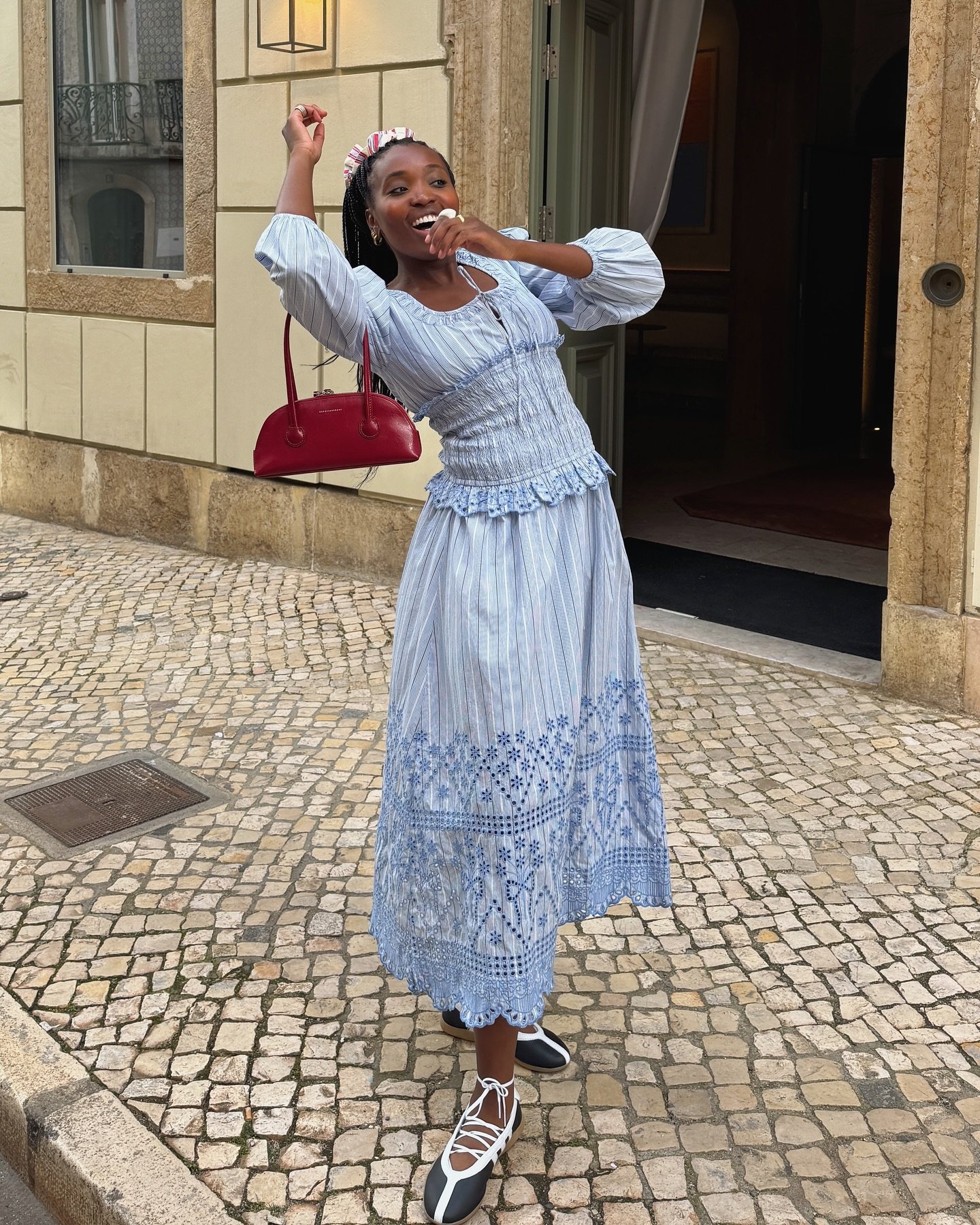 Sapatilhas Metalizadas: O Brilho que Transforma o Look - inspiração 1