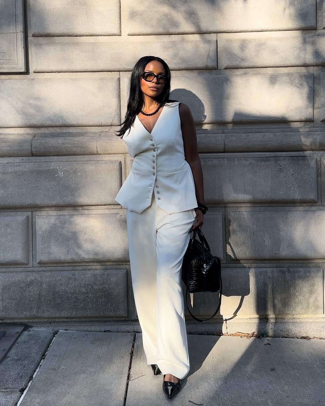 Sapatilhas Clássicas: Como Atualizar o Visual com Peças Atemporais - inspiração 1