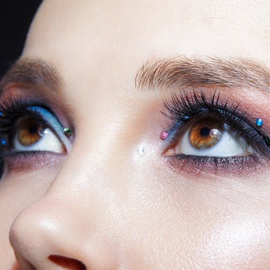 O Equilíbrio é Chave: Sombra Colorida com Maquiagem Discreta - inspiração 1