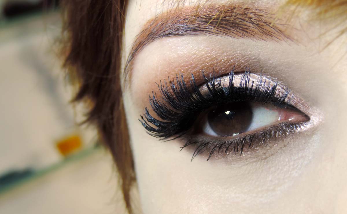 Sombra Líquida para o Dia a Dia: Sutileza que Realça - inspiração 1