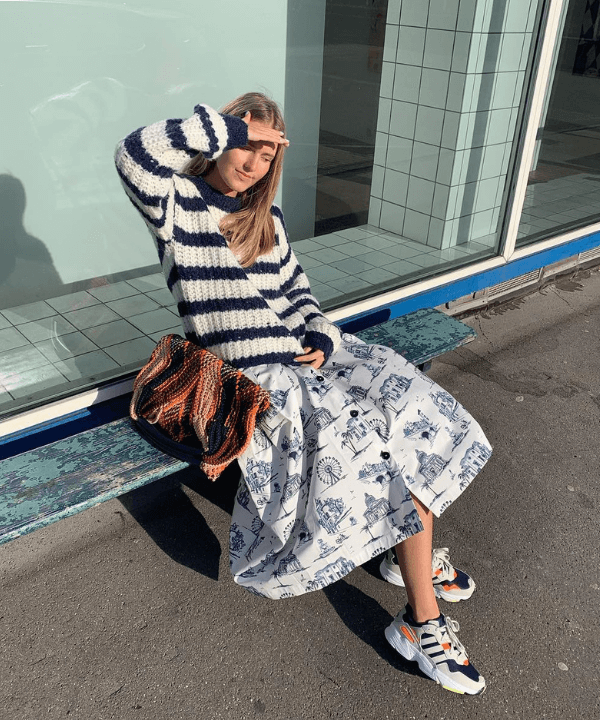 O Poder dos Acessórios: Elevando Seu Look com Tênis e Vestido - inspiração 1