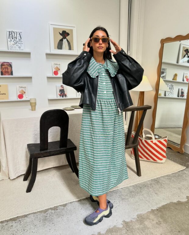 Sneakers Coloridos: Toque de Ousadia para Vestidos Neutros - inspiração 1