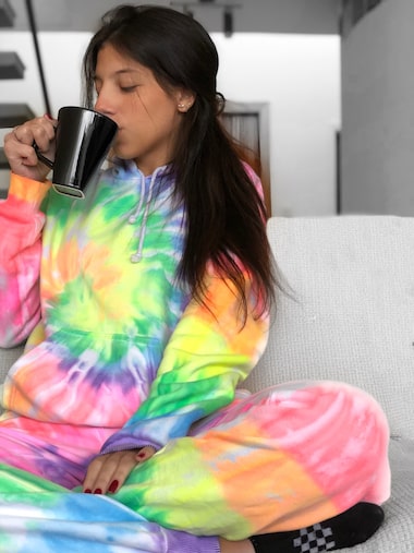 Tie Dye em Eventos Casuais: Charme Despojado - inspiração 2