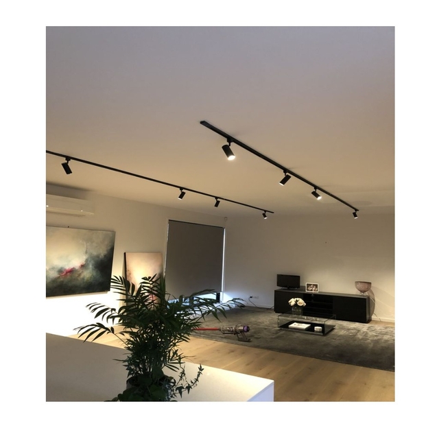 Trilhos na sala de estar: iluminação que cria ambientes aconchegantes - inspiração 1