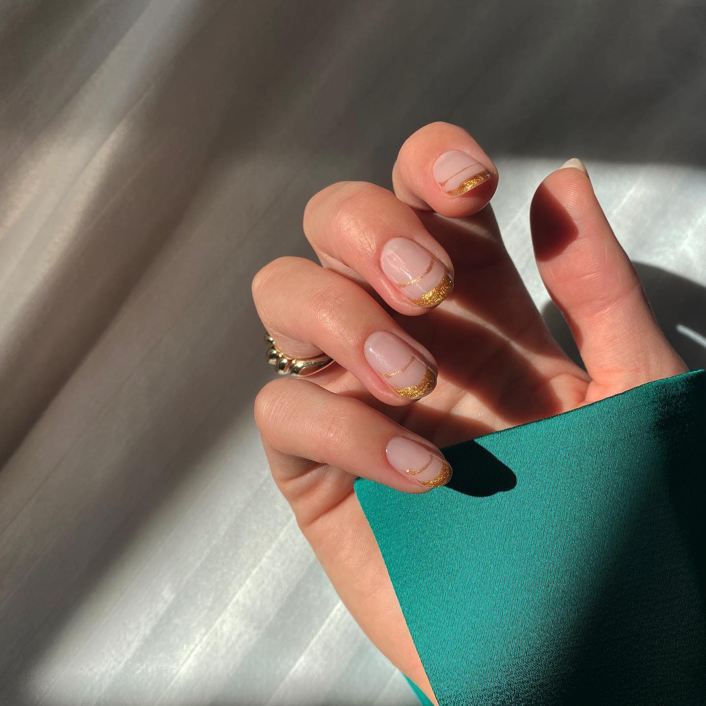 Nail Art Discreta: Pontos, Linhas e Geometrias Delicadas - inspiração 2