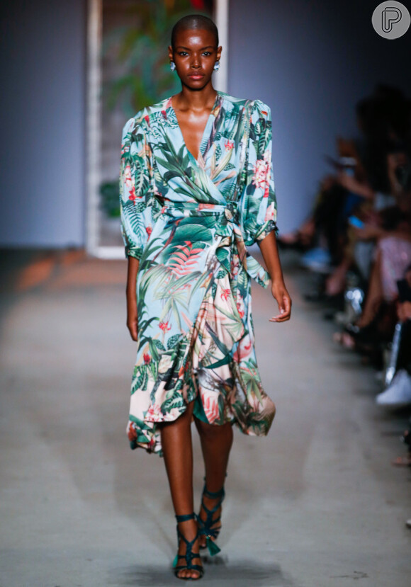 Comprimento Ideal: Como o Vestido Envelope Joga com Suas Pernas - inspiração 1