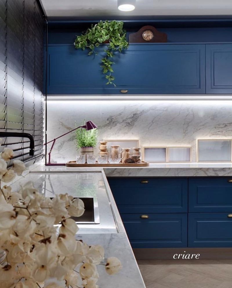 paleta de cores para cozinha azul e madeira