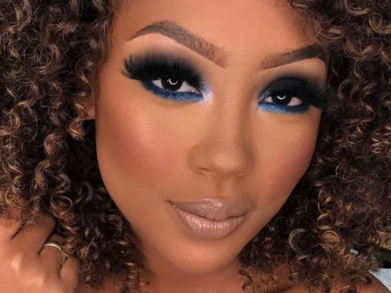 O poder do delineado gatinho com vestido azul