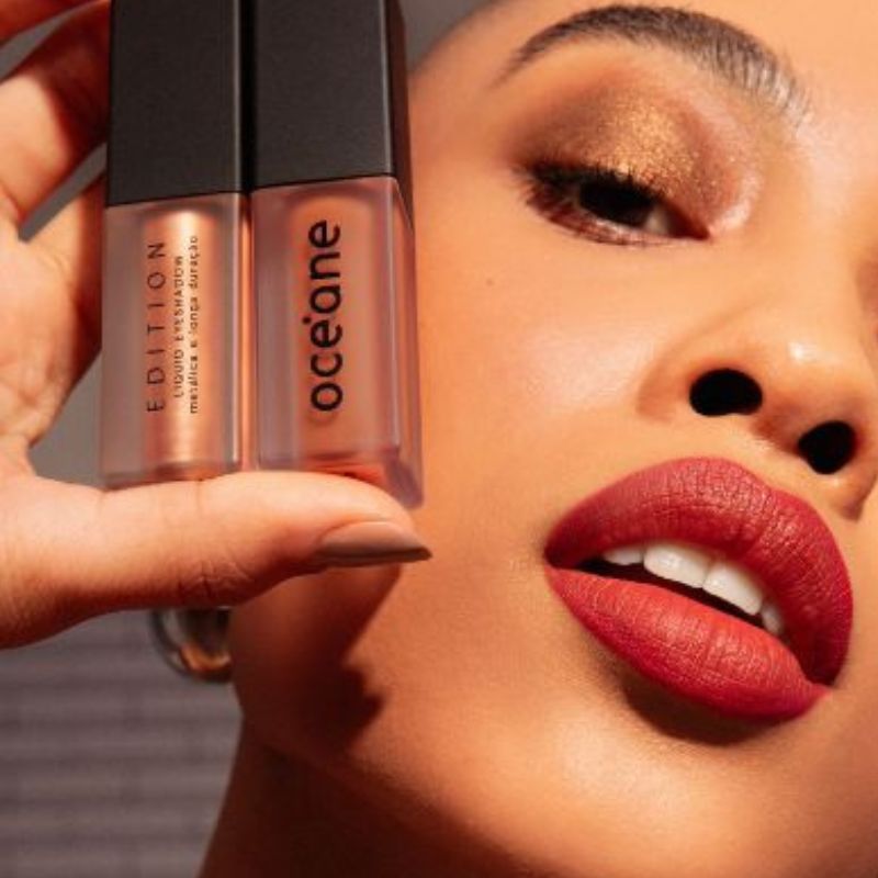 Maquiagem monocromática azul: Ousadia e sofisticação