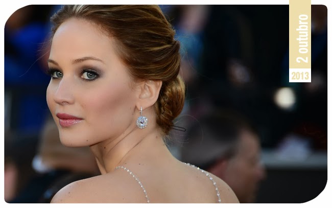 O poder do delineado gatinho com vestido azul