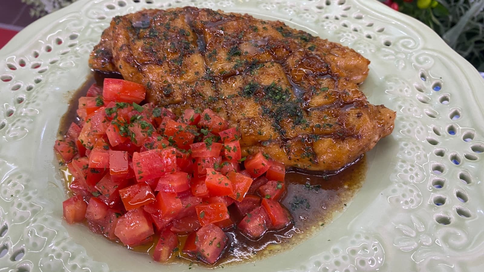 frango com molho de tomate e alcaparras