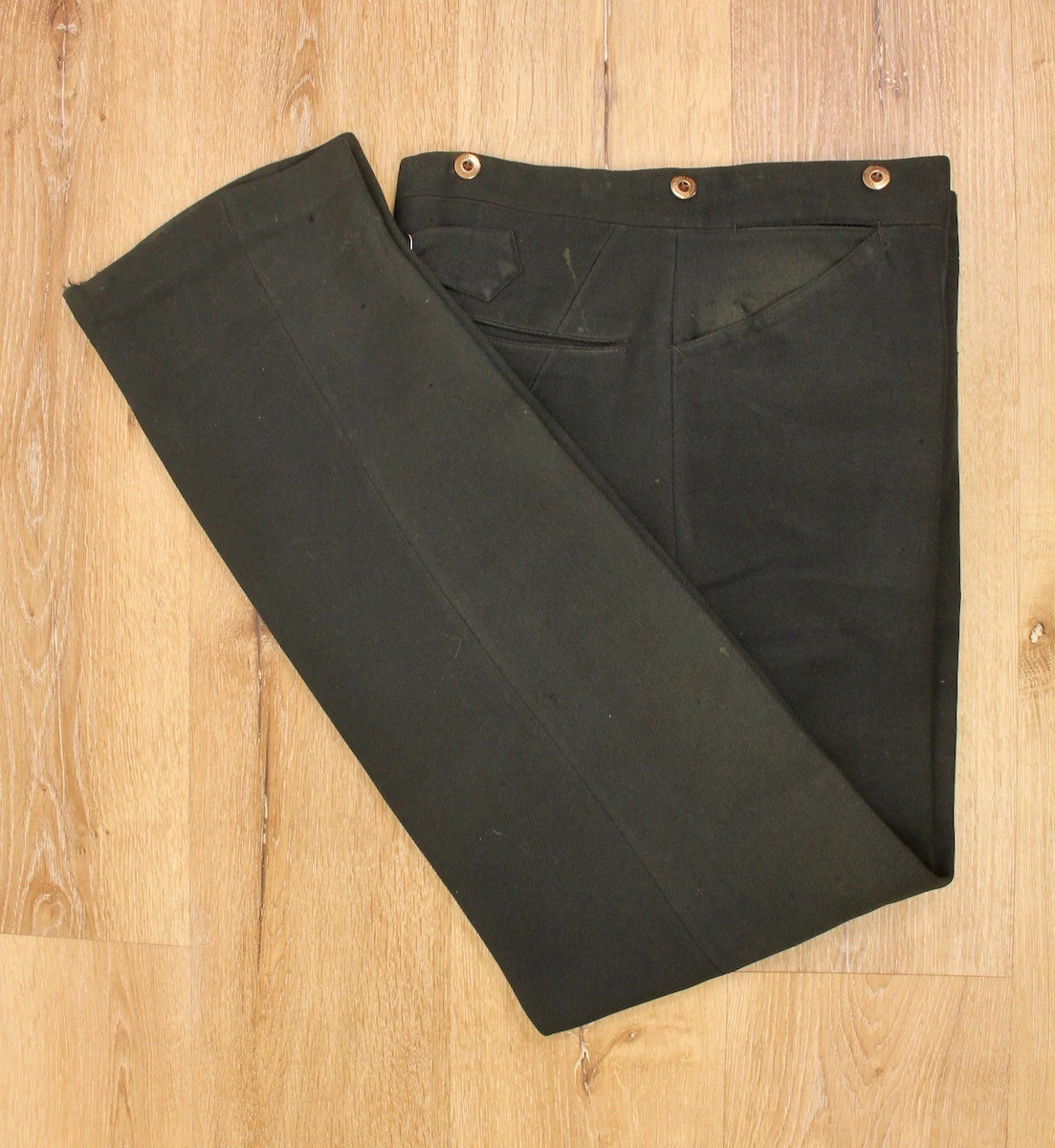 Acessórios Essenciais de Cada Década: Dos Anos 50 aos 90