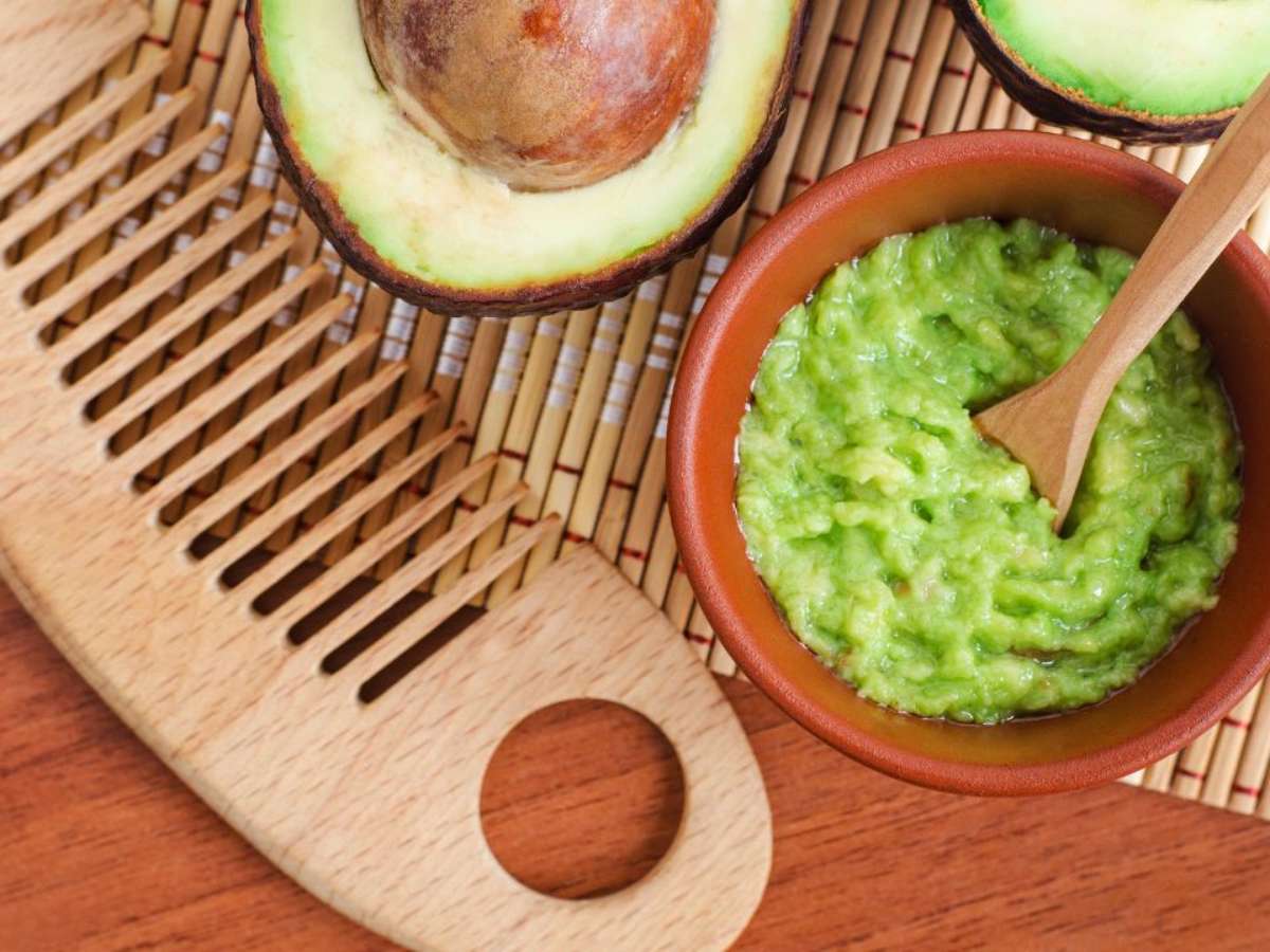 como usar abacate no cabelo com frizz