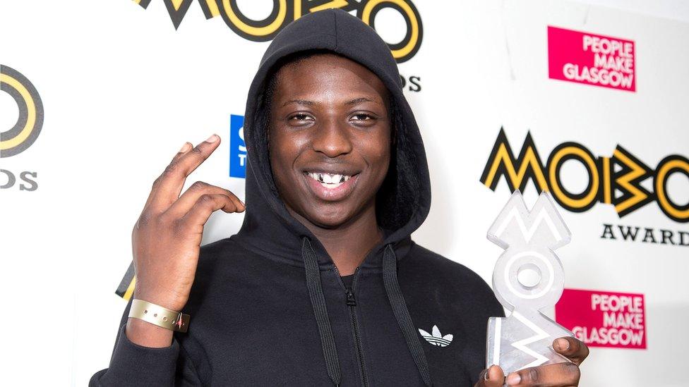 A Simbologia da Tamargueira e dos Carvalhos na Jornada de Abraão