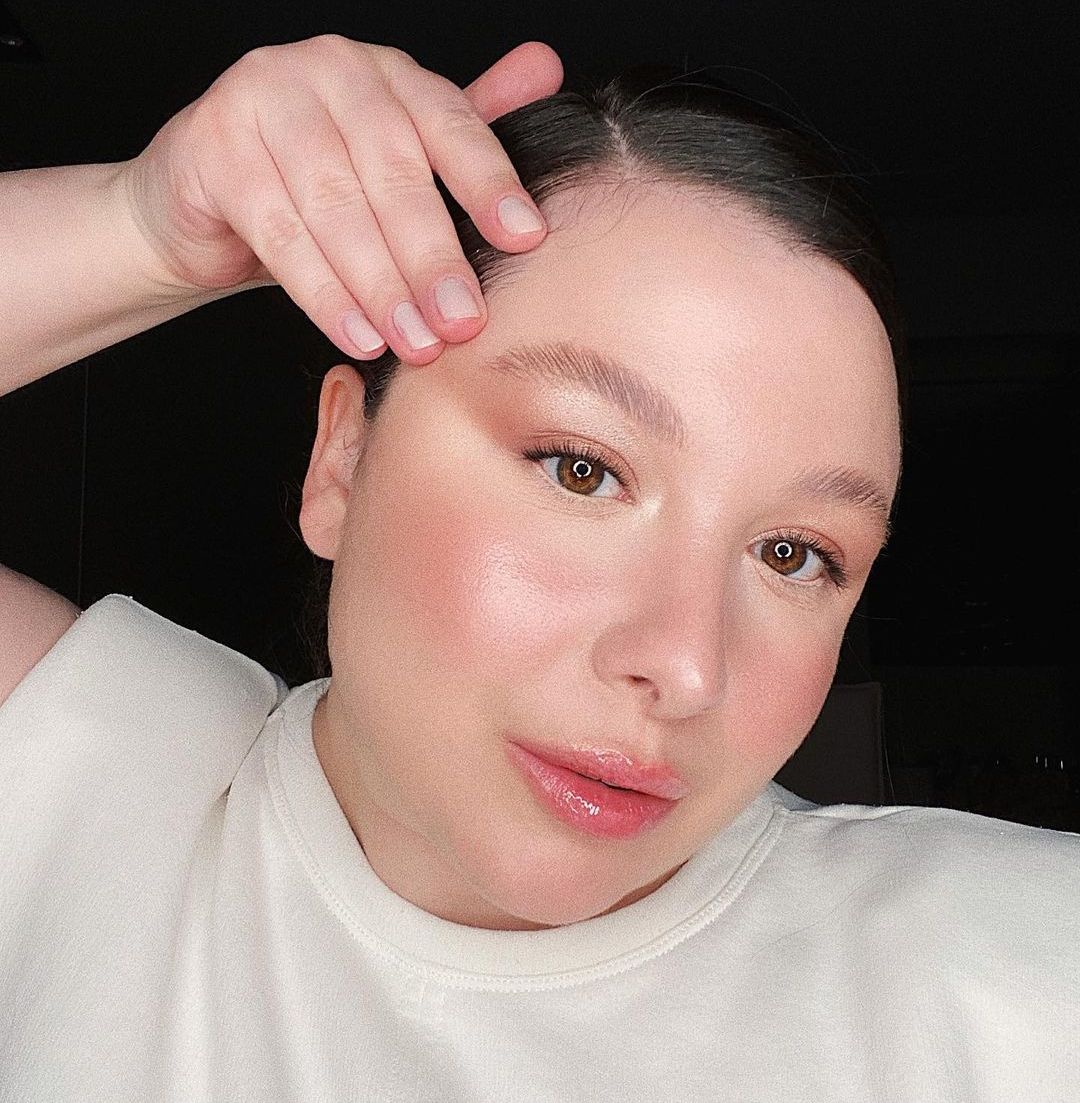 acabamento luminoso em maquiagem