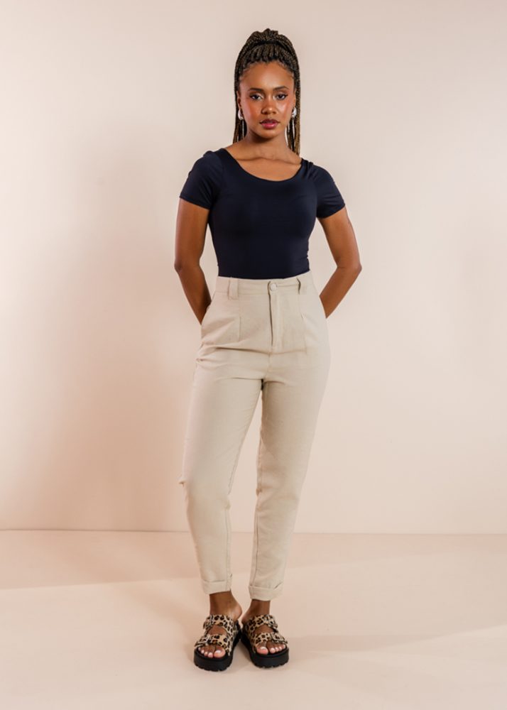 acessórios com calça alfaiataria bege