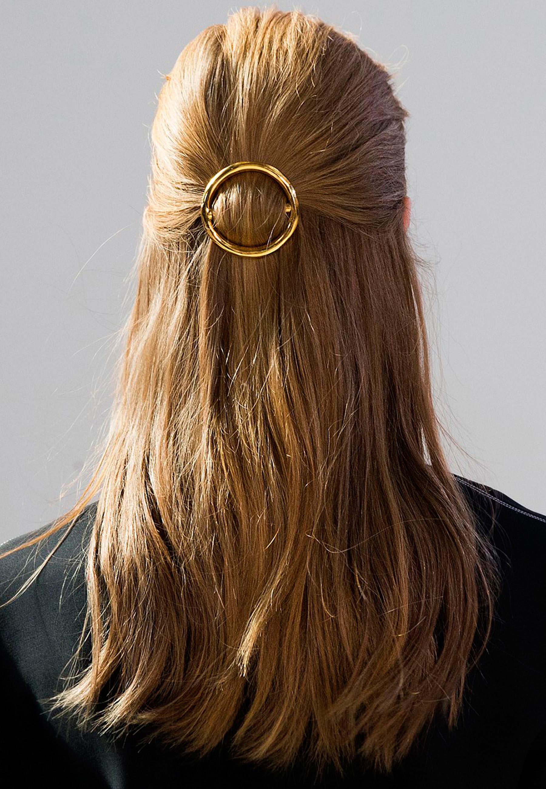 A importância do metal (dourado vs. prata) nos acessórios de noiva