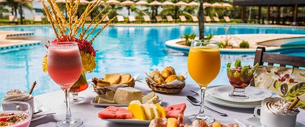 Room Service ou Delivery? Comparativo para sua Refeição no Hotel