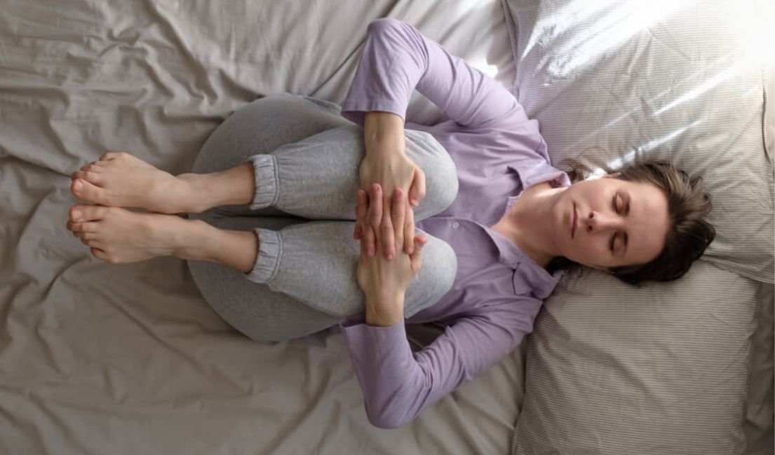 Yoga para iniciantes: posturas relaxantes para a noite