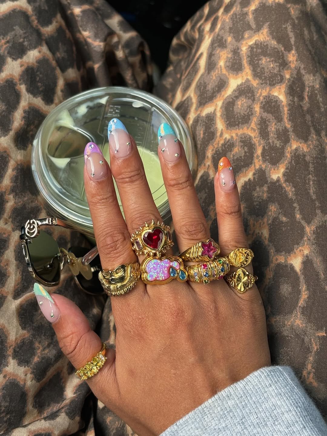 mix de anéis ouro e prata