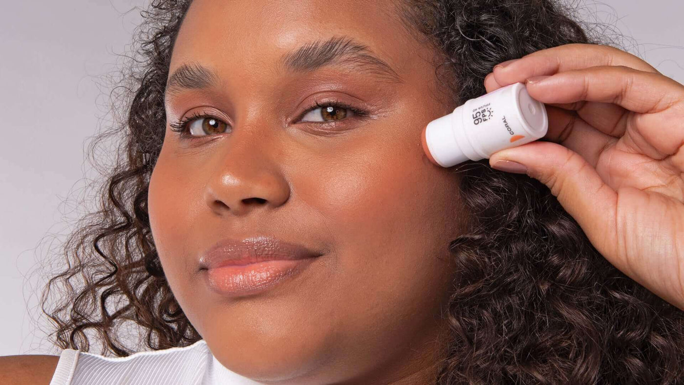 aplicação de blush no rosto