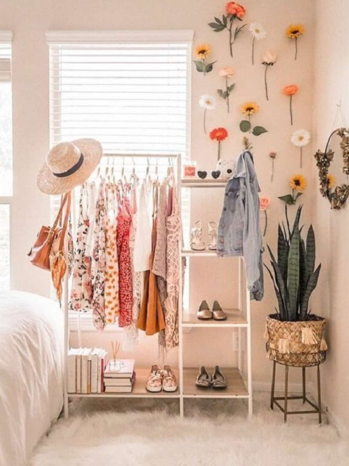 arara de roupas de madeira rustica para sala