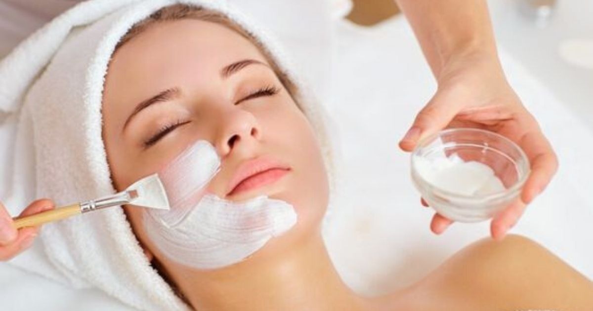 argila branca no rosto