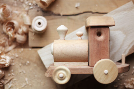 brinquedos de madeira seguros para crianças