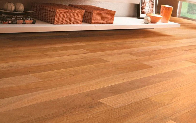 Assoalho de Madeira Maciça vs. Outros Pisos: Vantagens e Desvantagens