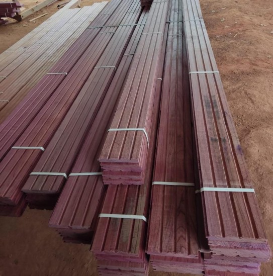 Aplicações do Compensado Naval: De Barcos a Assoalhos de Carretas