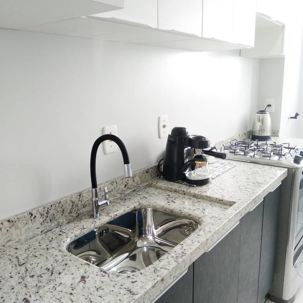 como evitar manchas em bancada de granito branco