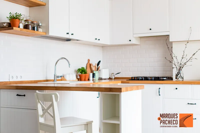 Madeira de Demolição vs. MDF: Qual a Melhor Opção para sua Cozinha?