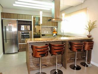 cores de granito para bancada em L com armários escuros