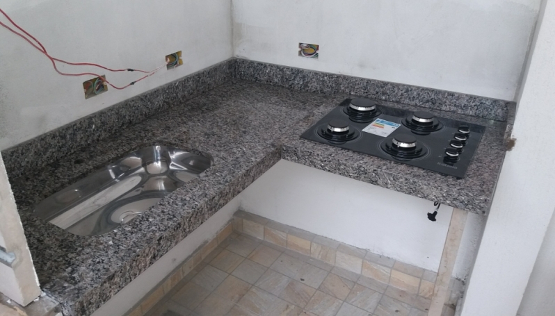vantagens da cozinha em L em apartamentos pequenos