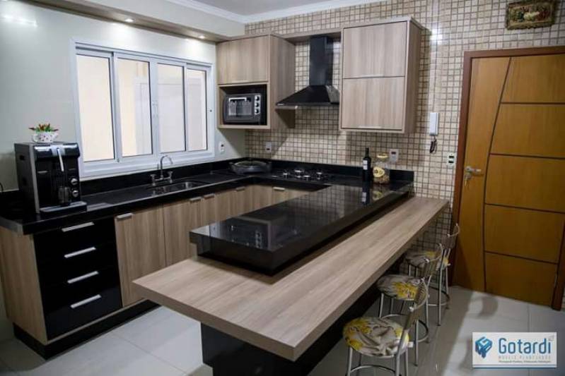 design de cozinha em L com aço inoxidável