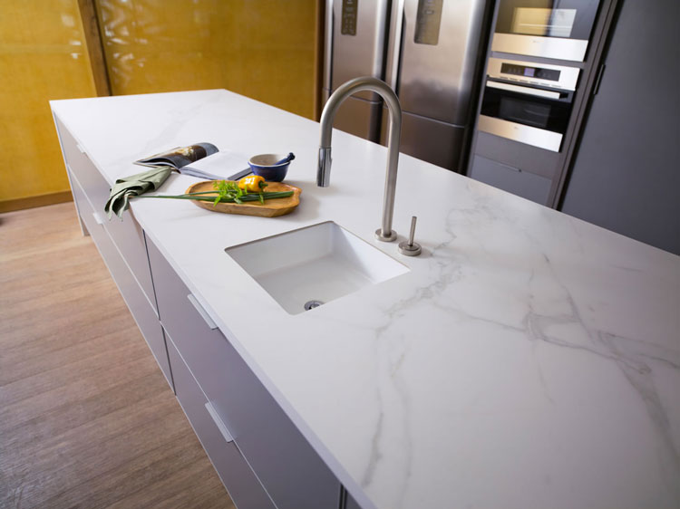 Os 5 erros mais comuns ao instalar bancadas de porcelanato