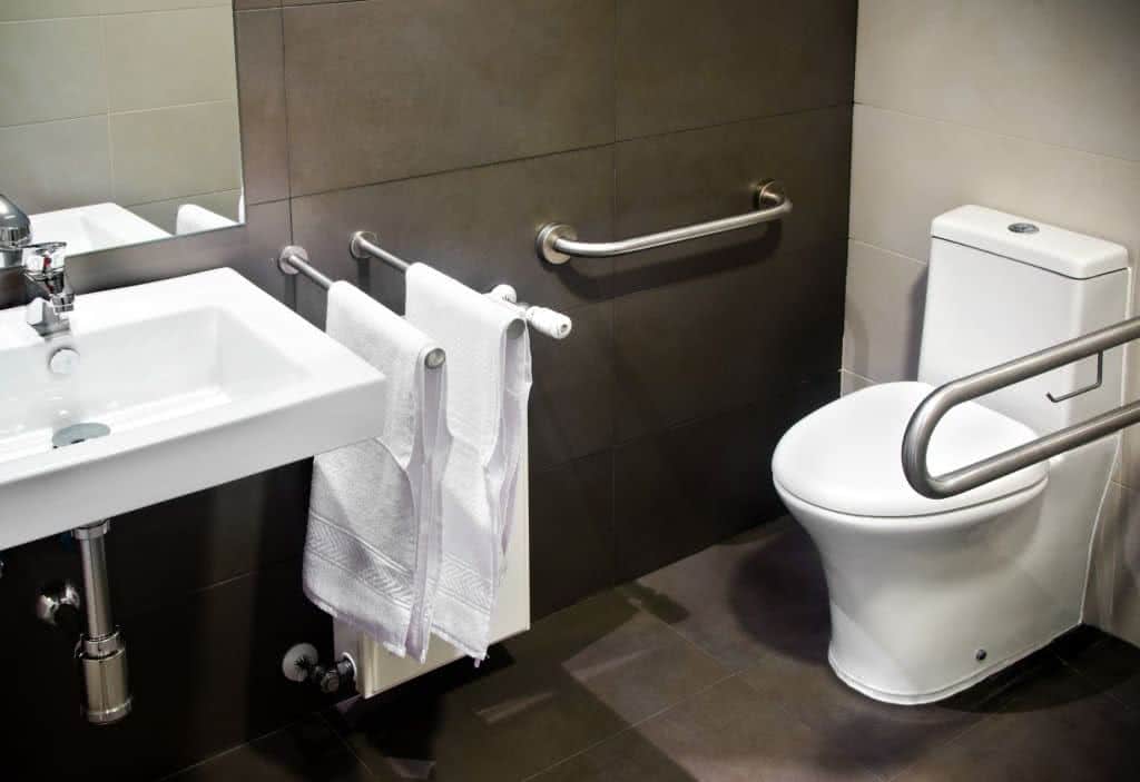 banheiro adaptado para idosos