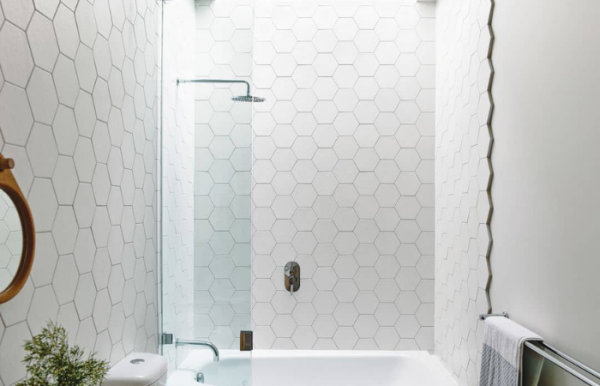 Iluminação e manutenção de revestimentos 3D no box do banheiro