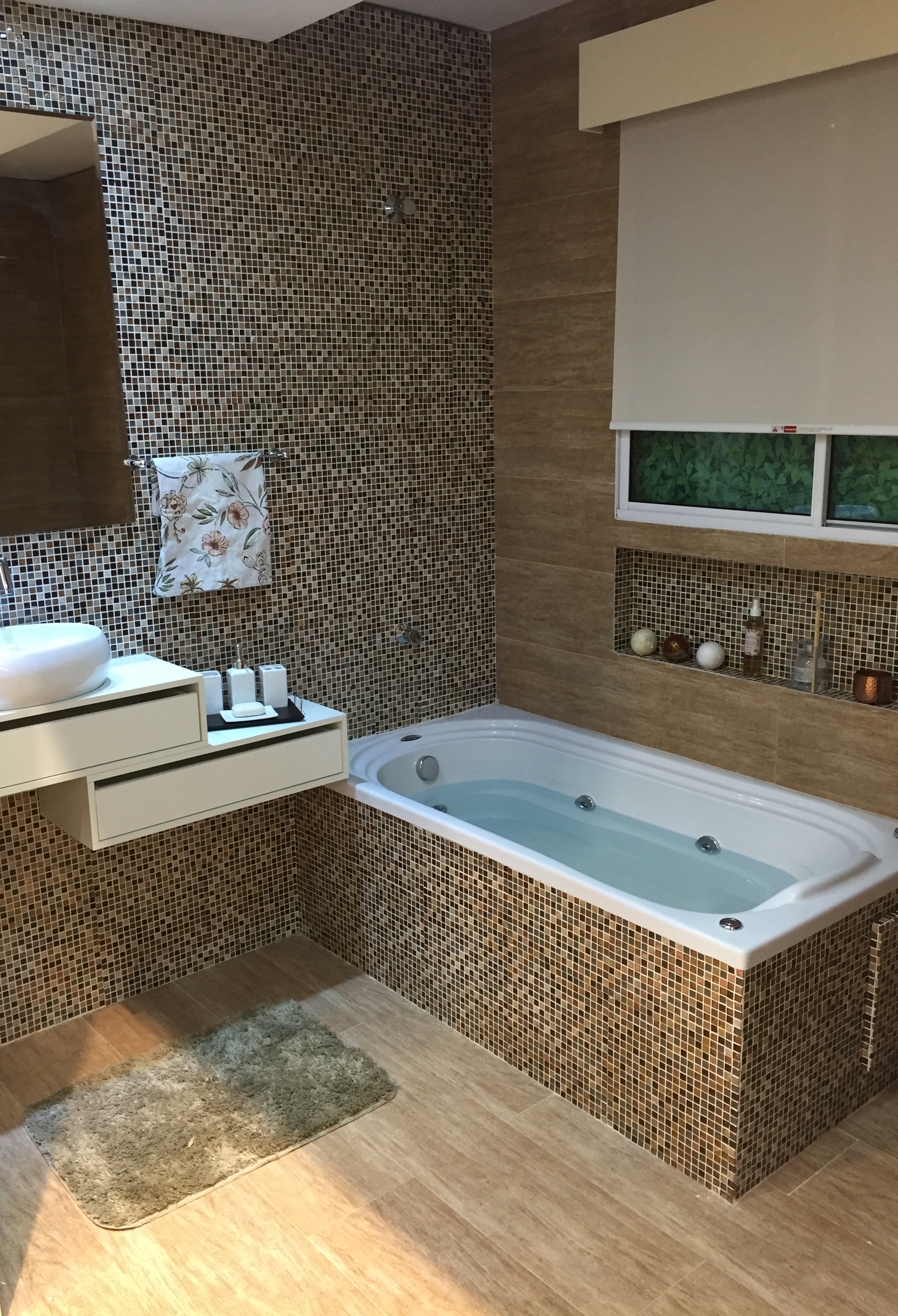 otimizar banheiro pequeno com banheira