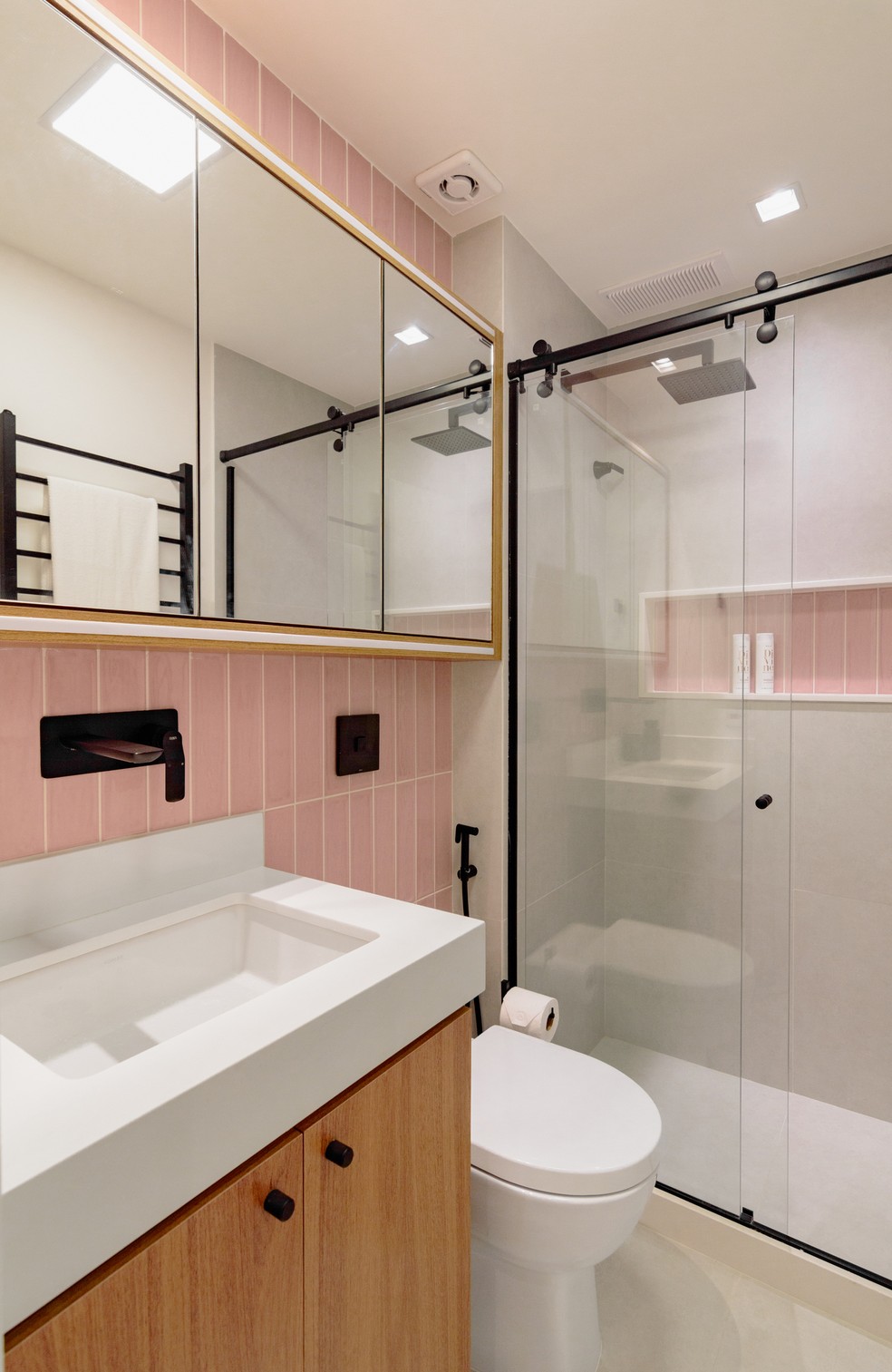 banheiro com decoracao de coracoes