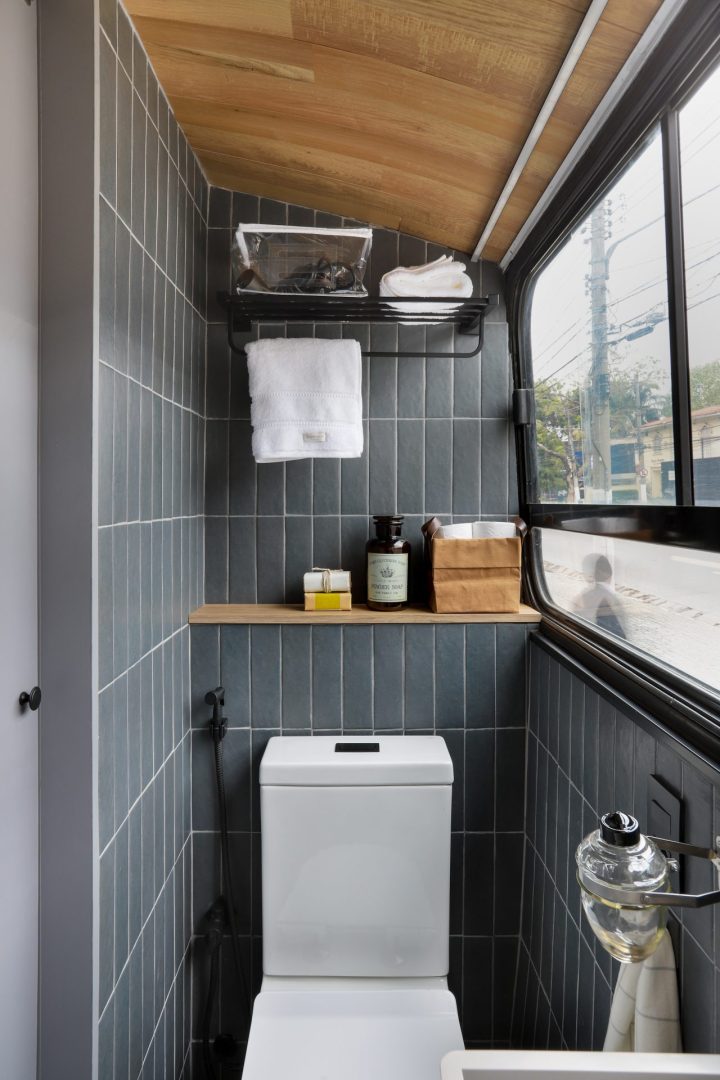 Inspirações de design compacto para banheiros em skoolies