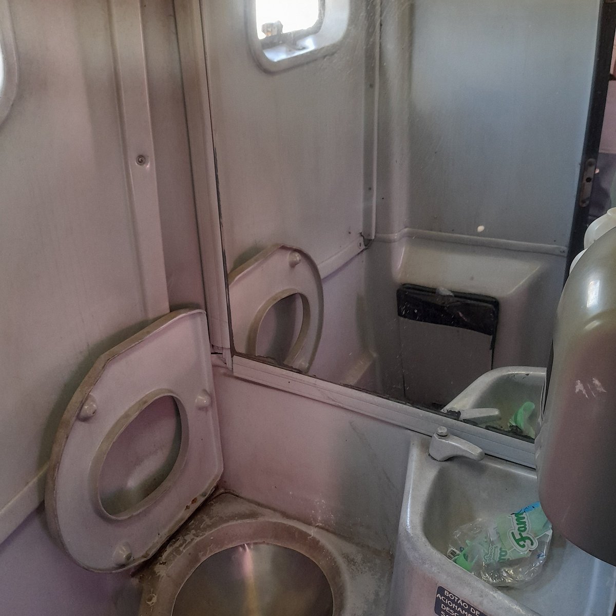 banheiro com decoracao de onibus