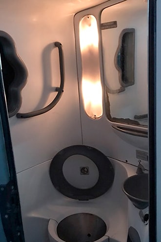 banheiro com decoracao de onibus