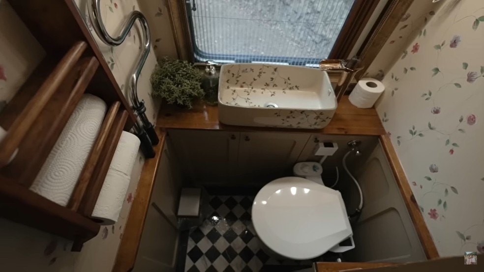 Inspirações de design compacto para banheiros em skoolies